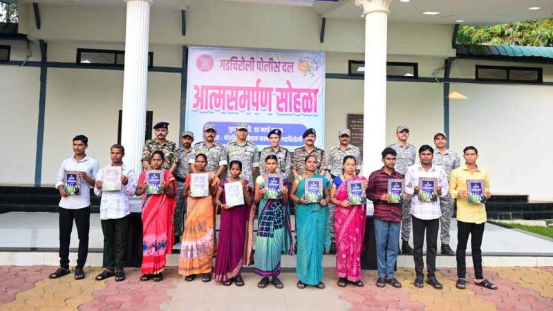 68 लाख के इनामी 11 हार्डकोर नक्सलियों ने डाले हथियार